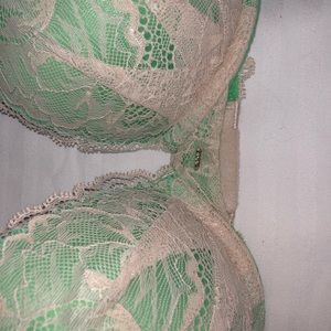 Victoria’s Secret 34DD bra